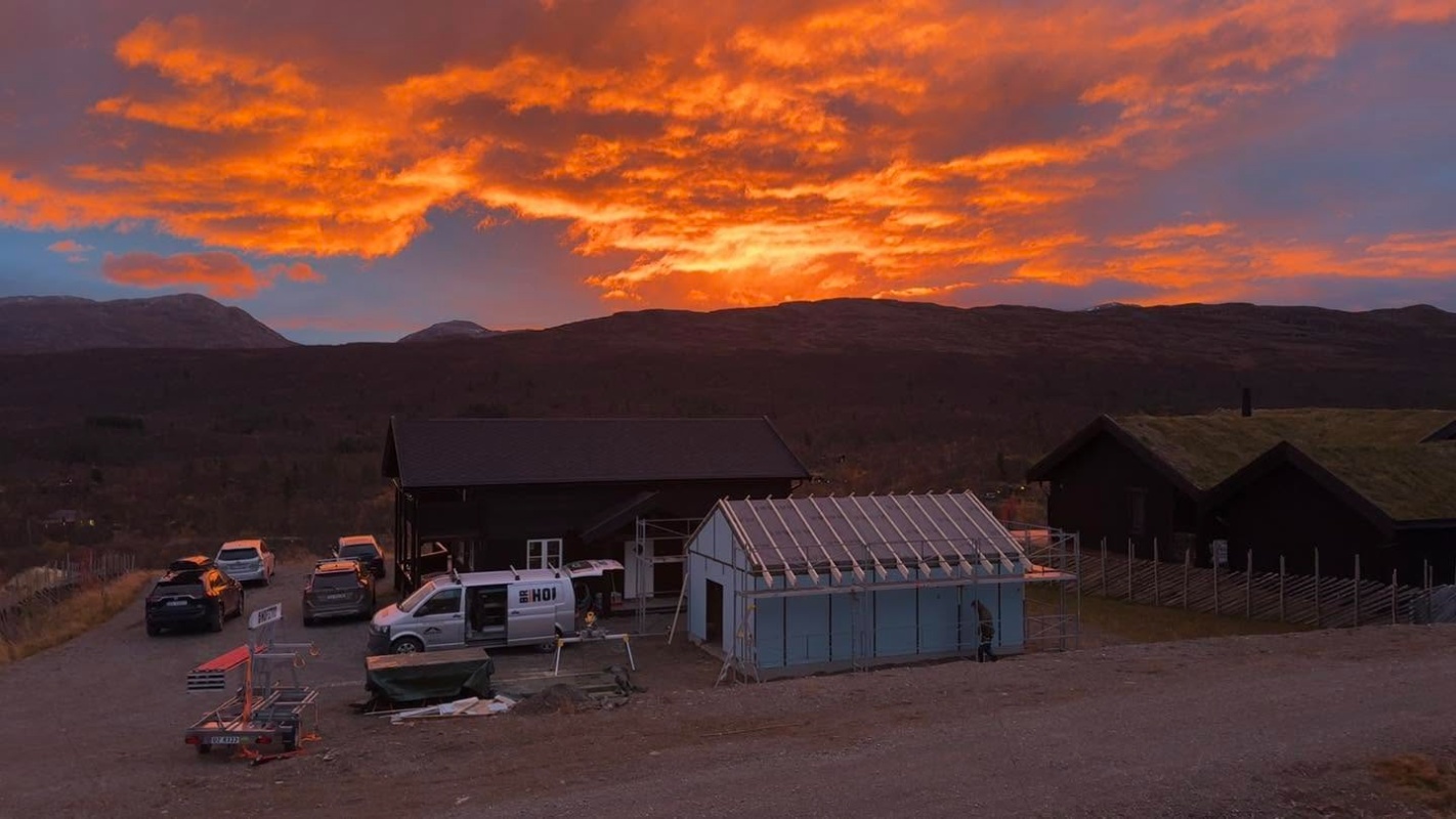 Oppføring av garasje i solnedgang